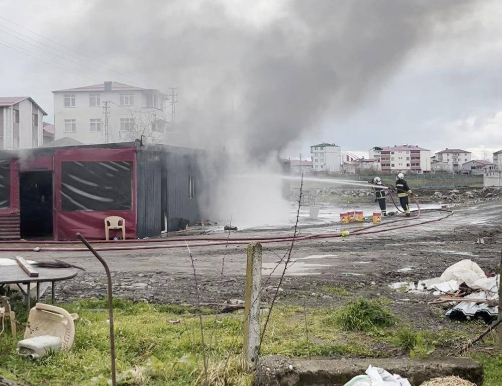 Şantiyede çıkan yangında konteyner kullanılamaz hale geldi