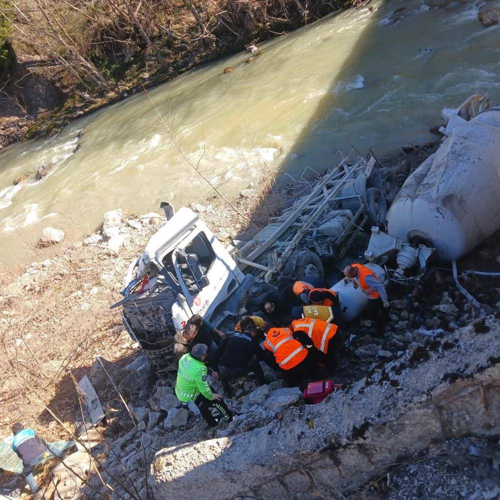 Beton mikseri dere yatağına uçtu: 1 yaralı