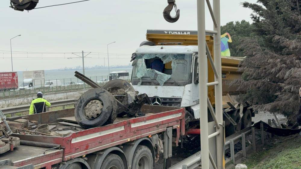 Hafriyat kamyonu refüje daldı, sürücü yaralandı
