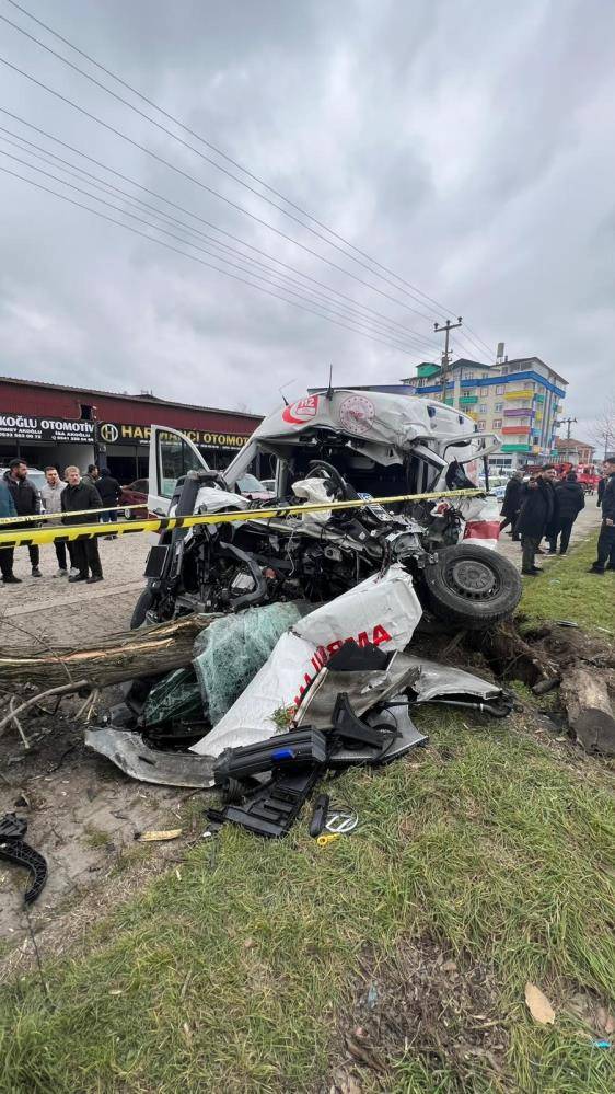 Vakaya giden ambulans kaza yaptı: 1 ölü, 3 yaralı