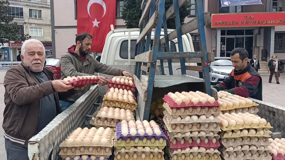 Cömert esnaf meydanda şov yaptı: 12 bin yumurtayı ücretsiz dağıttı