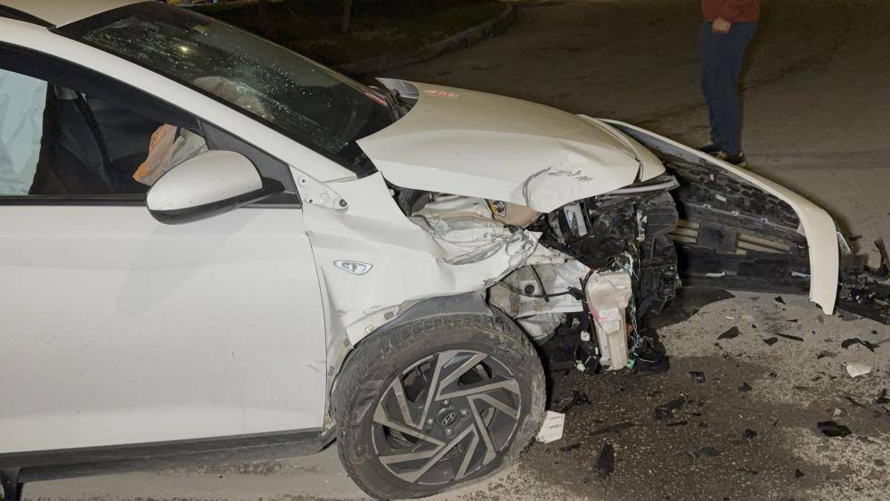 Aynı kavşakta 9 yıl sonra yine kaza yaptı: 2 yaralı