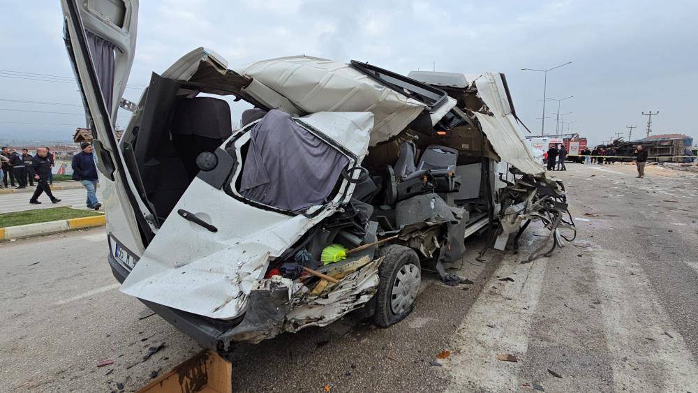 Freni patlayan tır dehşet saçtı: Öğrenci servisi dahil 7 araç birbirine girdi, 18 yaralı