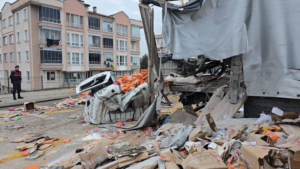 Freni patlayan tır dehşet saçtı: Öğrenci servisi dahil 7 araç birbirine girdi, 18 yaralı