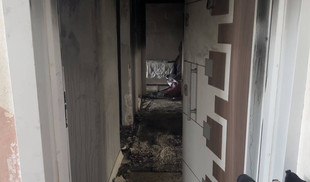 Çakmakla oynayan çocuk evi yakıyordu: 3 kişi hastanelik oldu