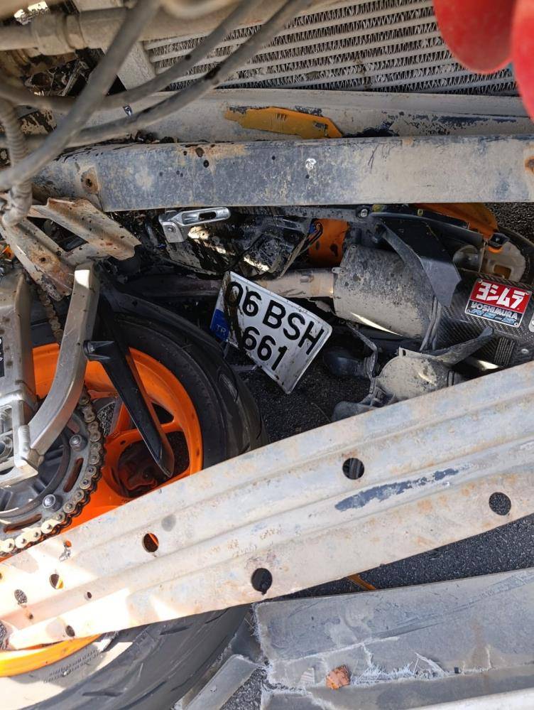 Virajı alamayan motosiklet kamyonla çarpıştı: 1 ölü