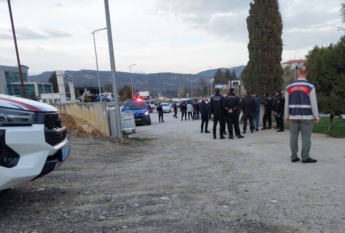 Emniyet önünde yumruklar konuştu