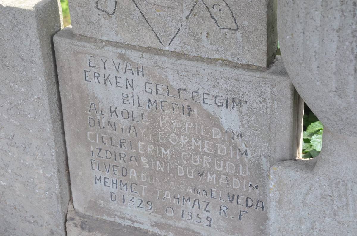 Sinop’ta bir mezar taşı feryat etti: “Alkole kapıldım, dünyayı görmedim”