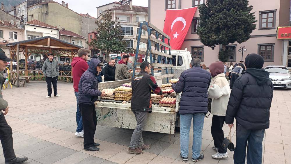 Cömert esnaf meydanda şov yaptı: 12 bin yumurtayı ücretsiz dağıttı