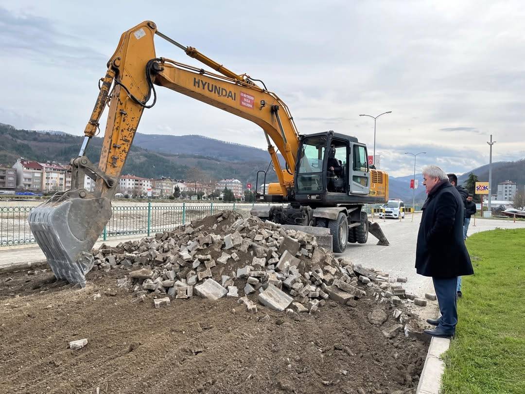 Ayancık’ta Yol Mesaisi: Kadir Bozkurt Caddesi modern görünüme kavuşuyor