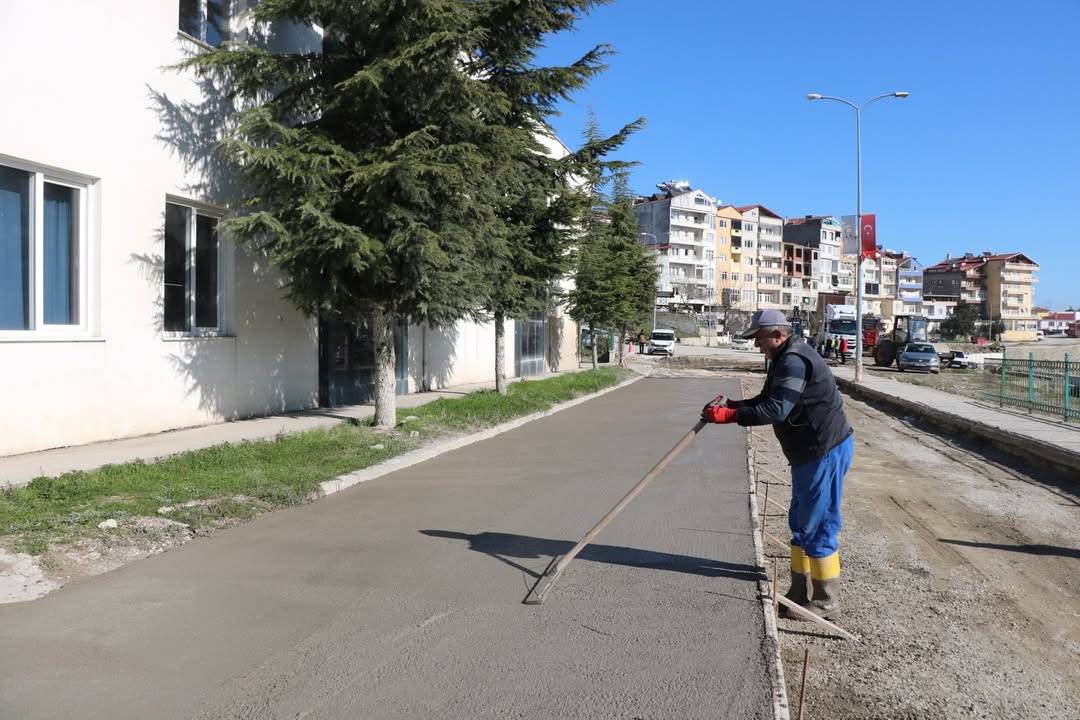 Modern yol için beton döküldü