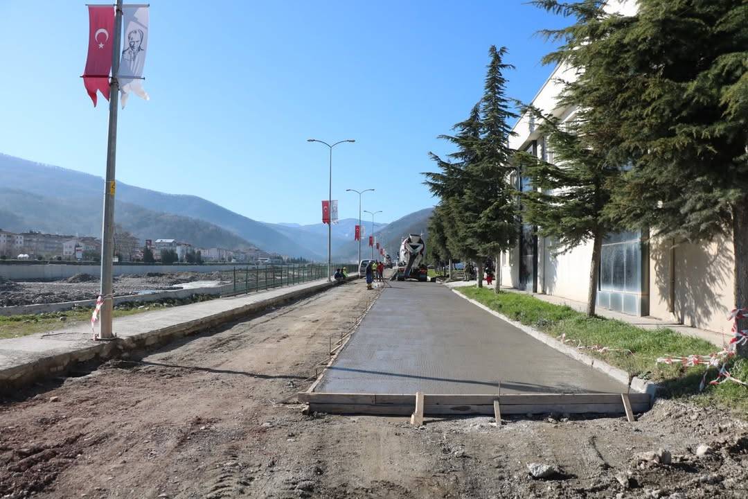 Modern yol için beton döküldü