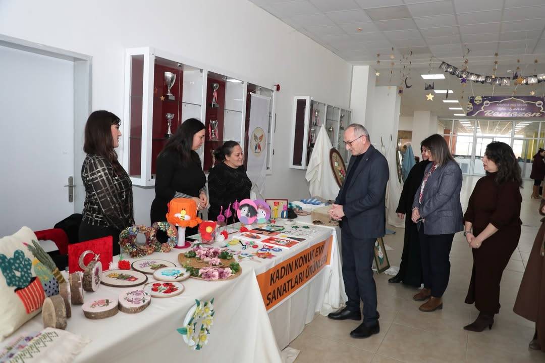 Sergi ve söyleşi ile kadına şiddete dikkat çekildi