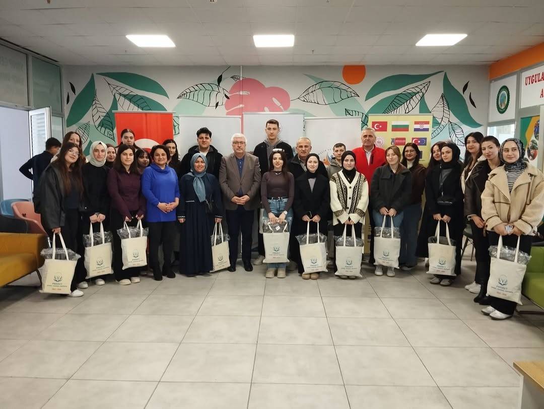 Sinop’ta gönüllü öğrencilerden çocuklara akademik destek