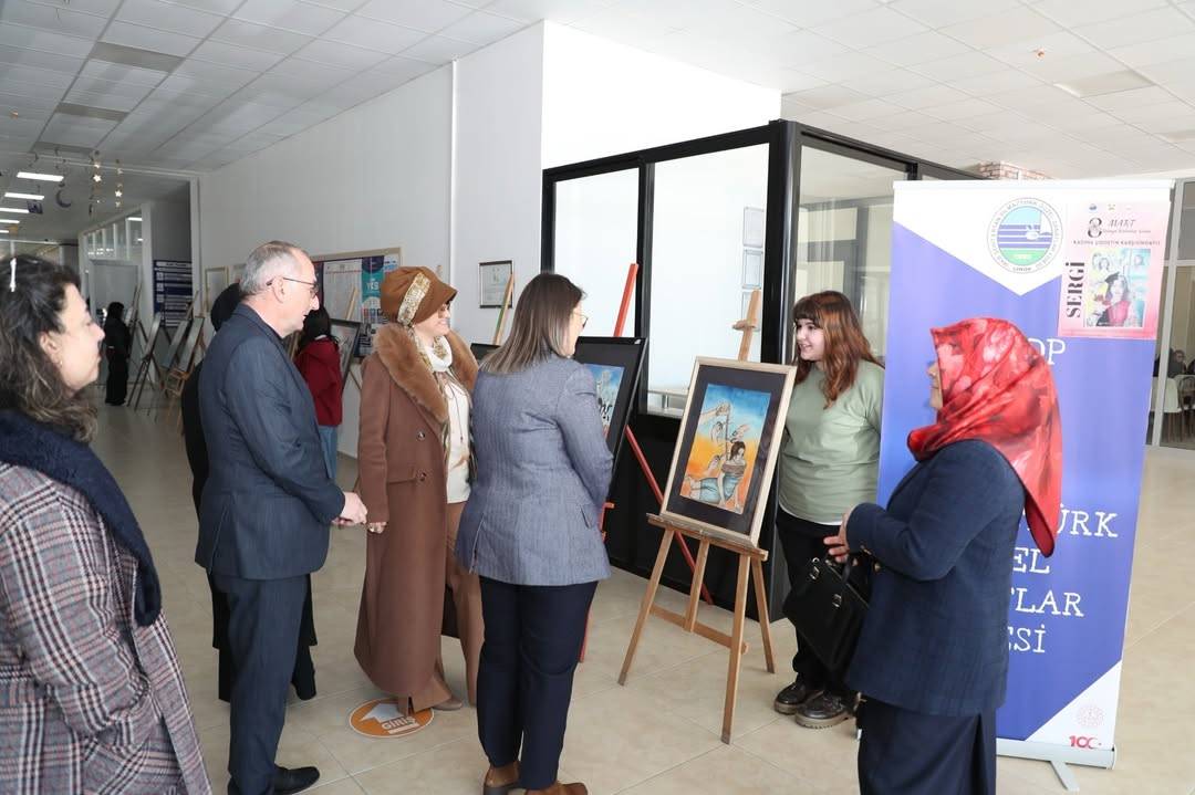 Sergi ve söyleşi ile kadına şiddete dikkat çekildi