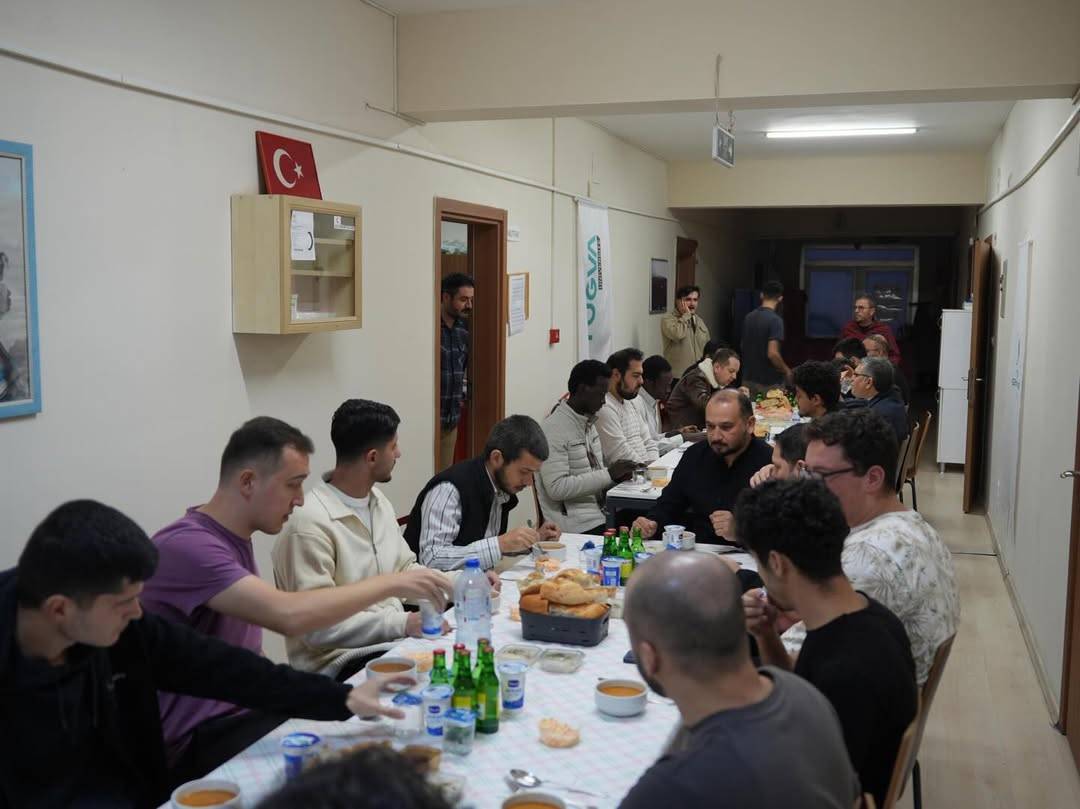 Vali Özarslan, iftar sofrasında üniversiteli gençlerle buluştu