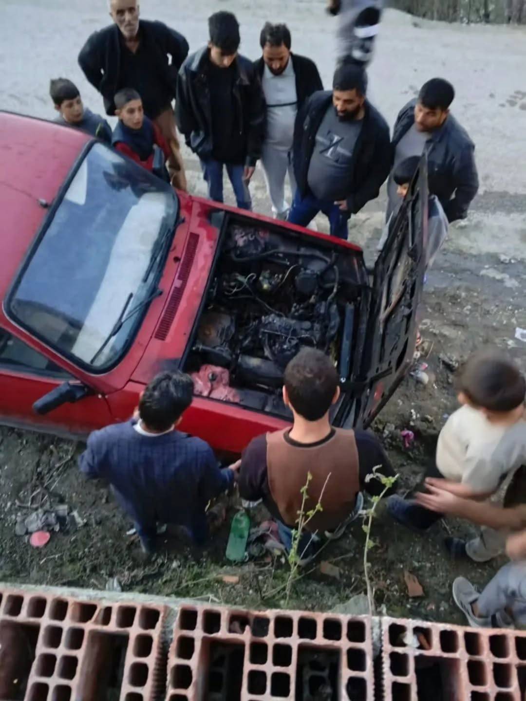 Motoru yanan aracı vatandaşlar söndürdü