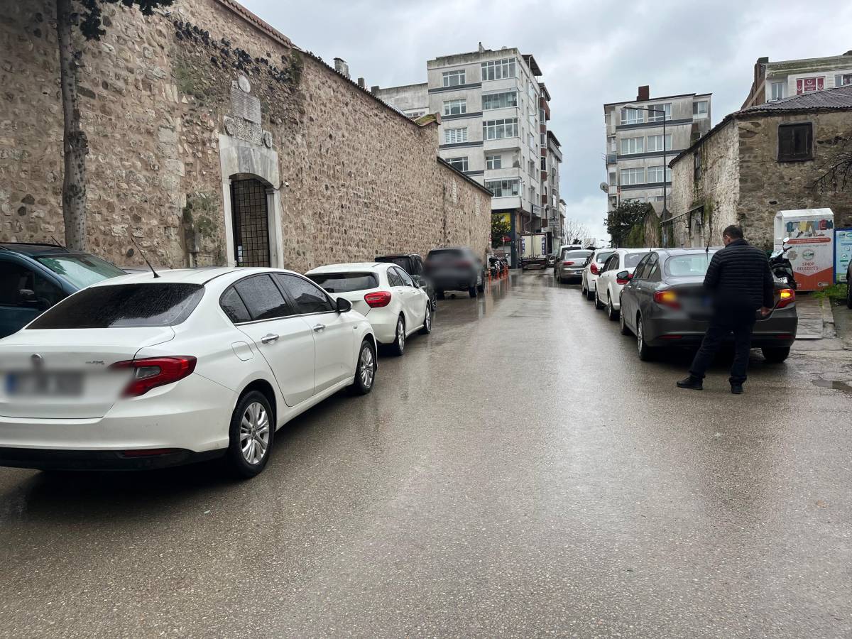 Park ihlali çileye dönüştü: Sinop'ta sabah trafiği işgali