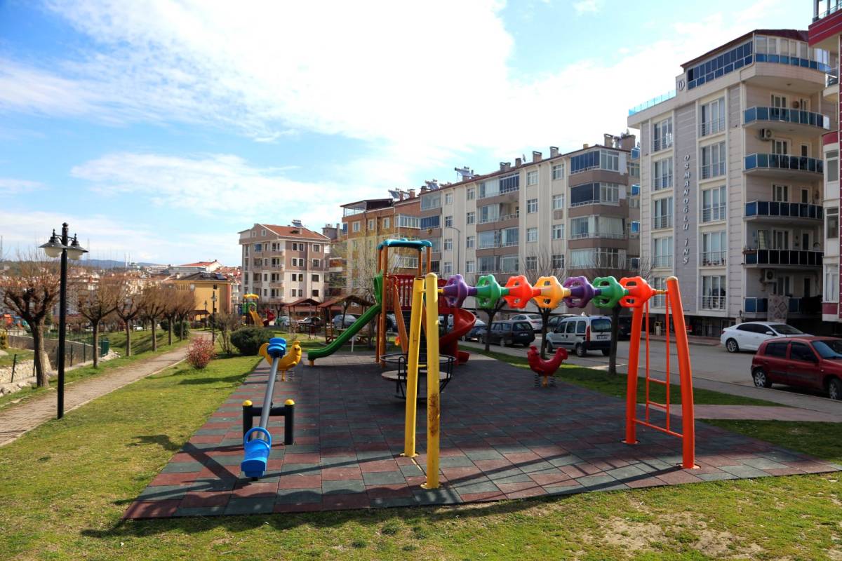 Boyabat'ta çocuk parkları modern bir görünüme kavuşuyor