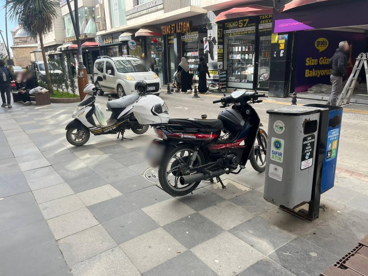 Sinop’ta şaka gibi görüntü: “Yasak” tabelasının yanını motosiklet parkı yaptılar