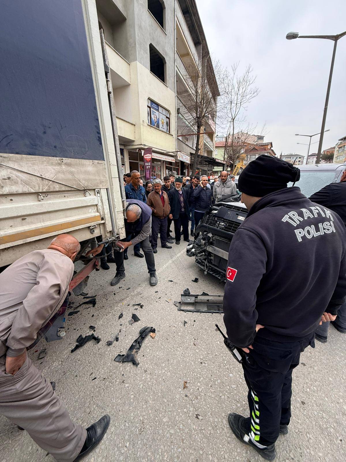 Hafif ticari araç kamyona çarptı: 1 yaralı