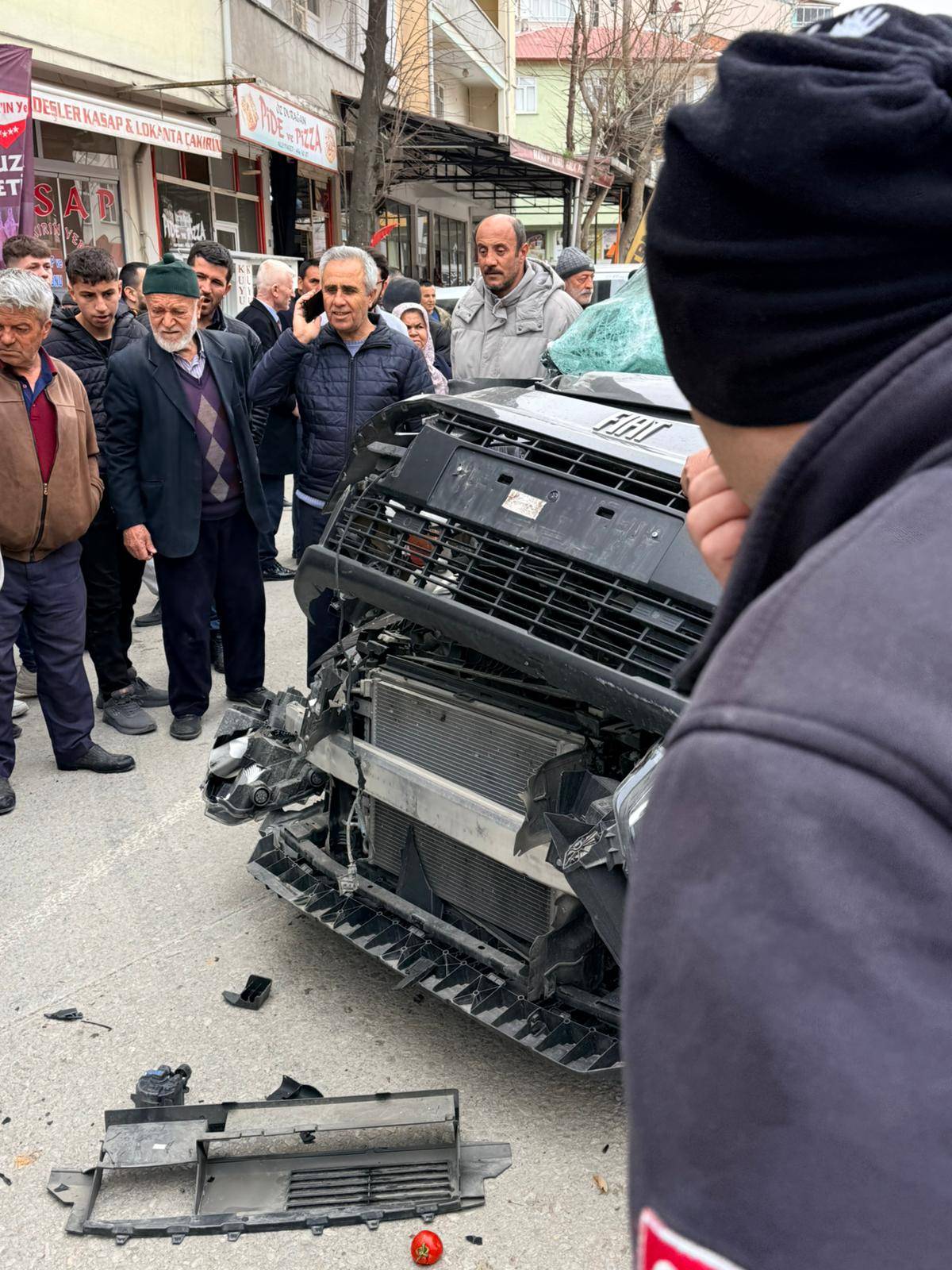 Hafif ticari araç kamyona çarptı: 1 yaralı