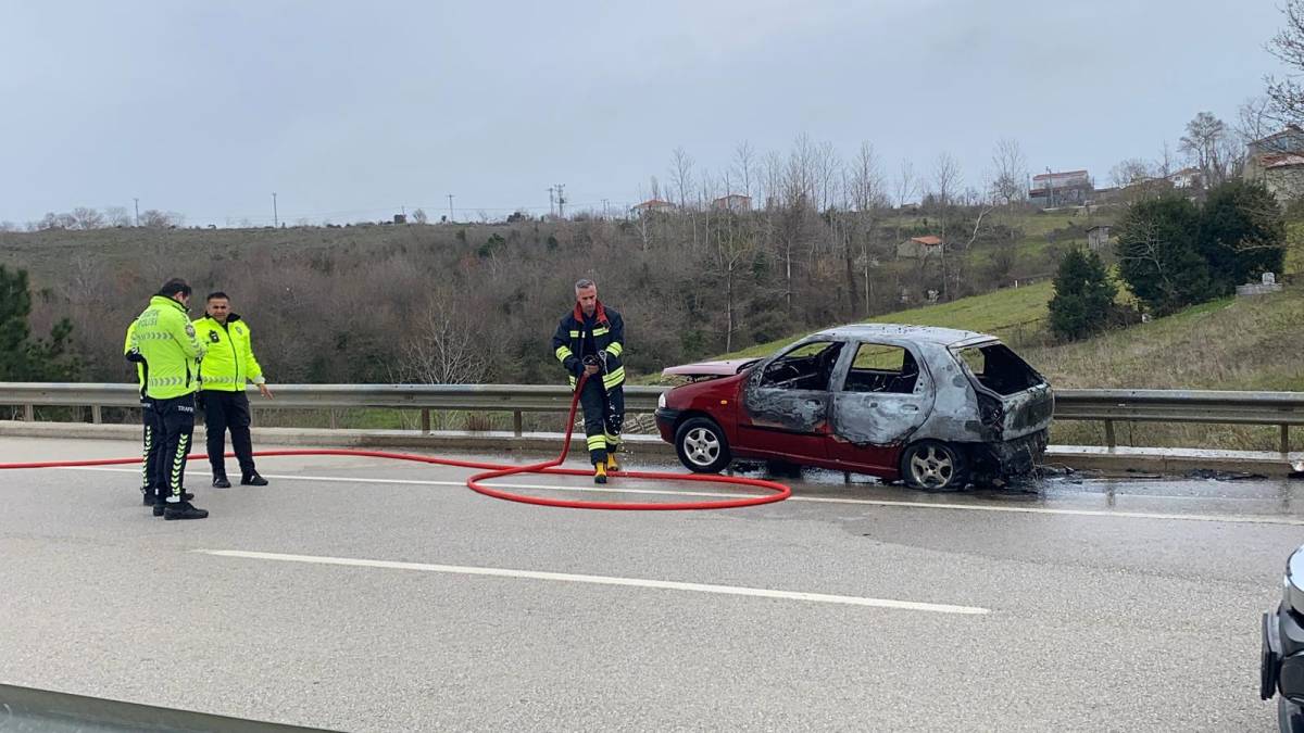 Sinop’ta hareket halindeki otomobil alev alev yandı: 2 yaralı