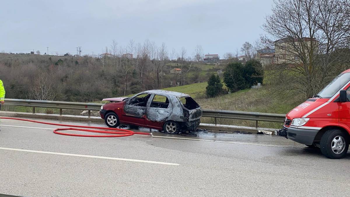 Sinop’ta hareket halindeki otomobil alev alev yandı: 2 yaralı