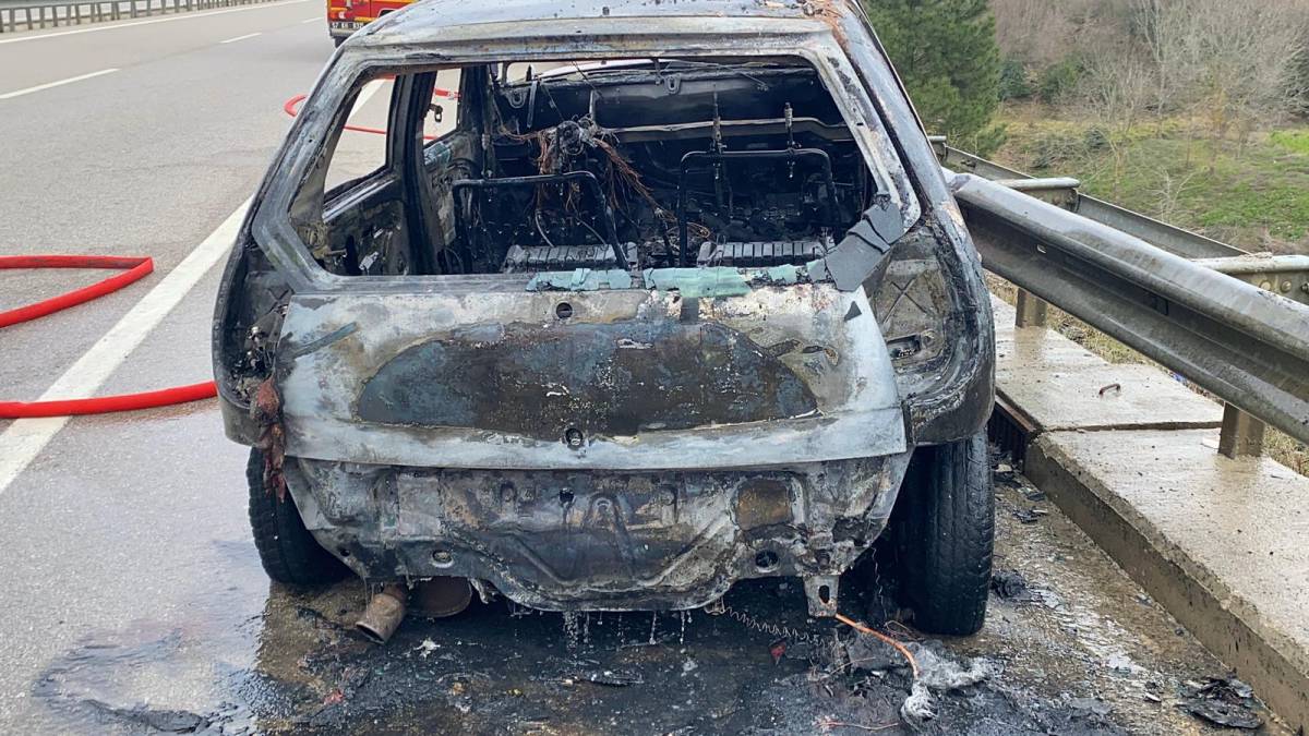 Sinop’ta hareket halindeki otomobil alev alev yandı: 2 yaralı