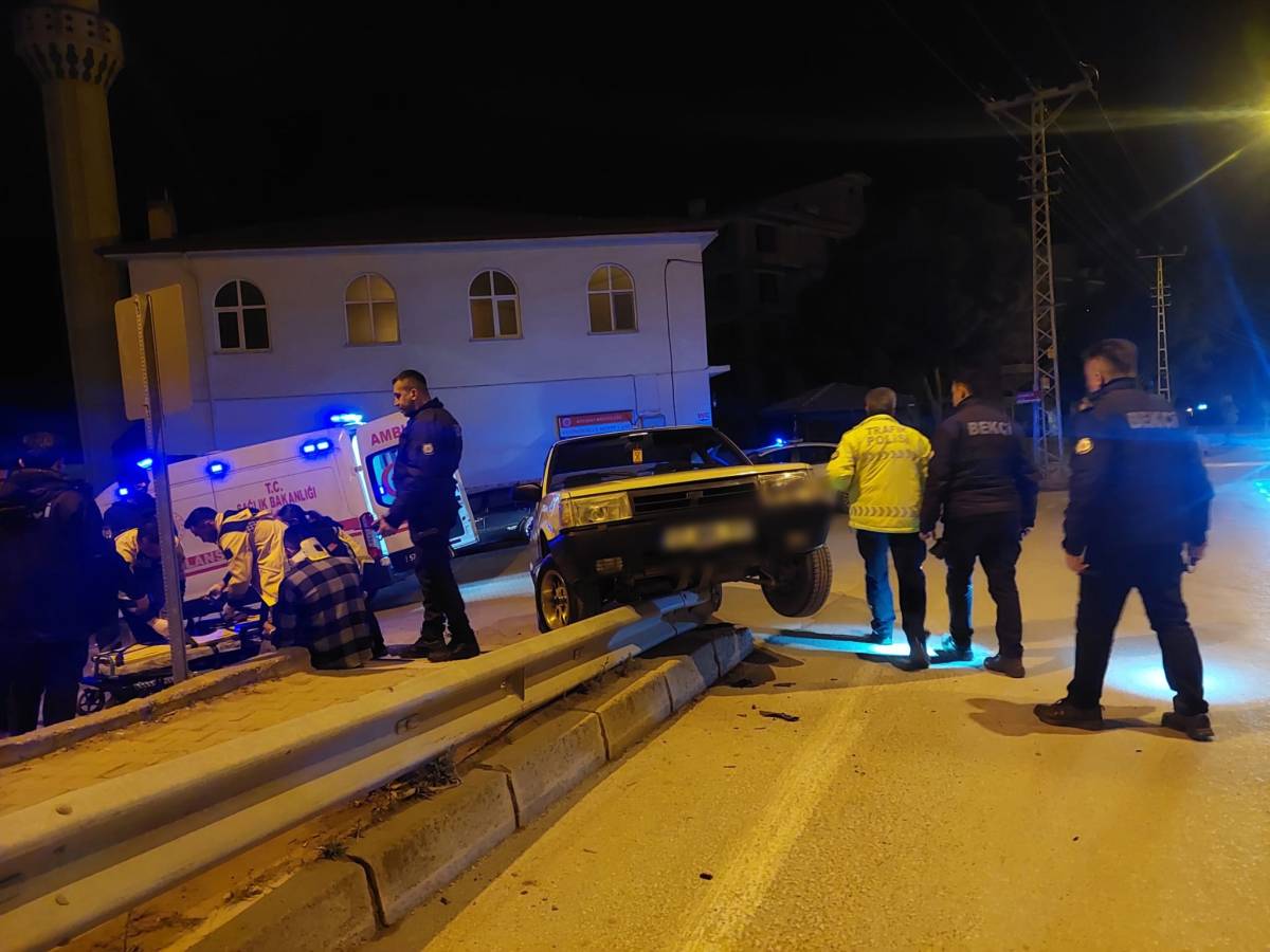 Kontrolden çıkan otomobil bariyerlerde asılı kaldı: 1 yaralı