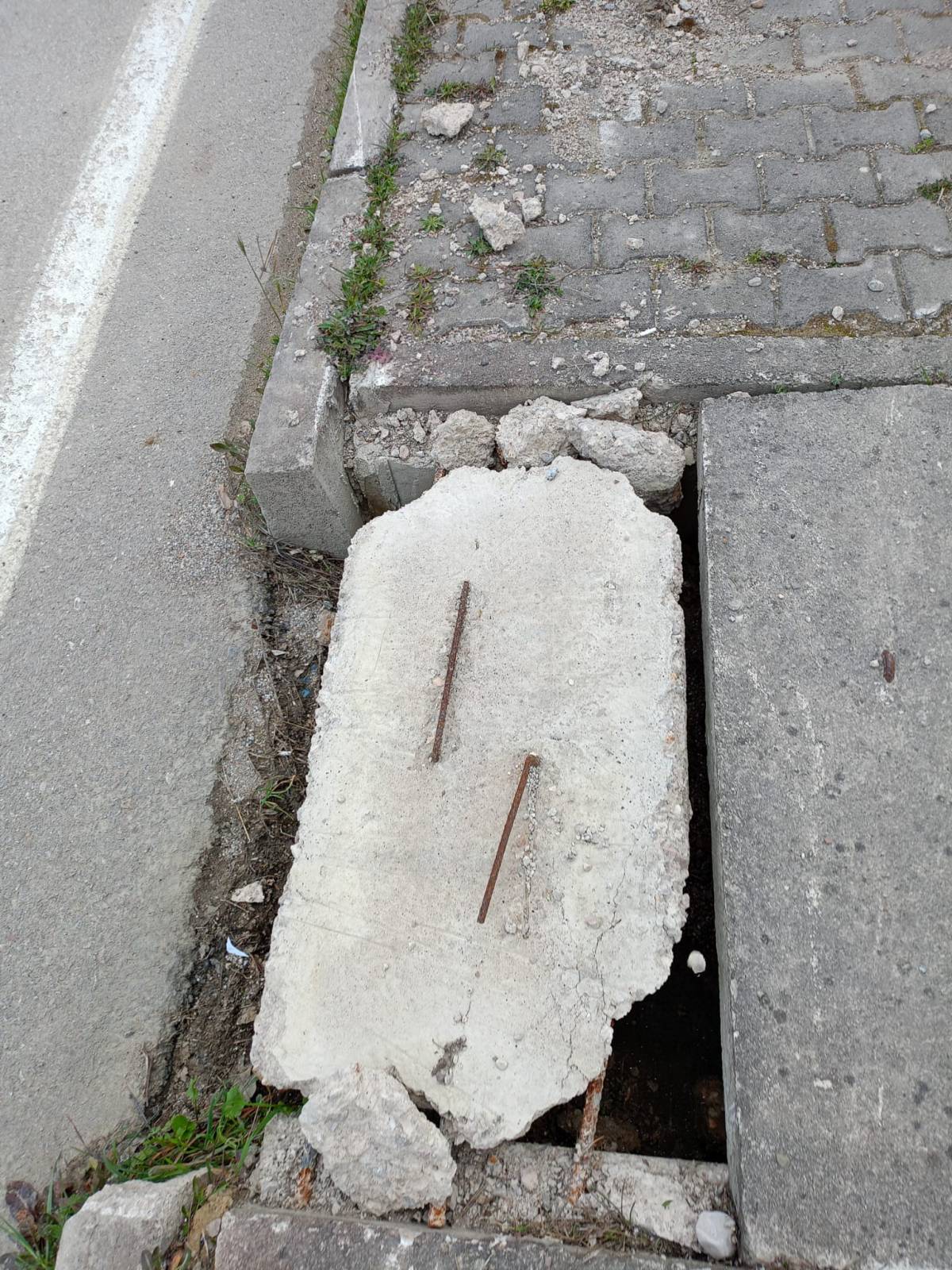 Beton kapaklar parçalandı, risk arttı