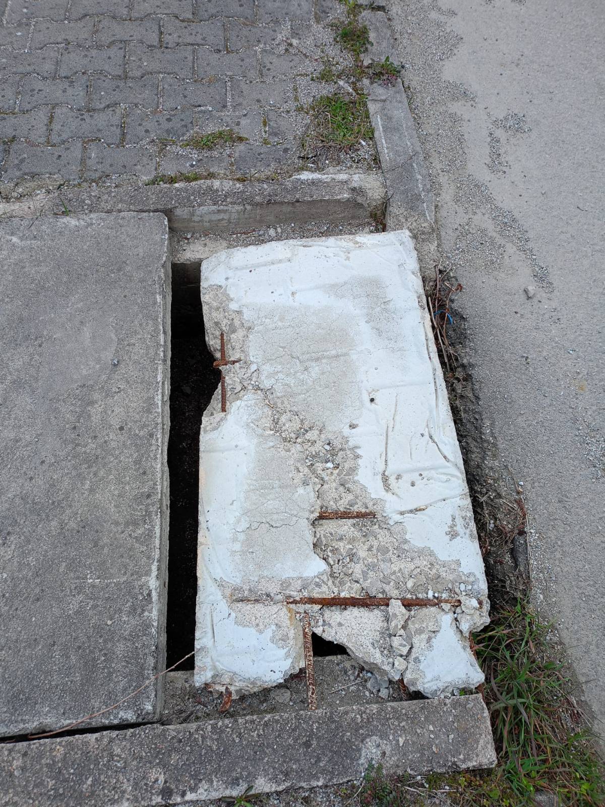 Beton kapaklar parçalandı, risk arttı