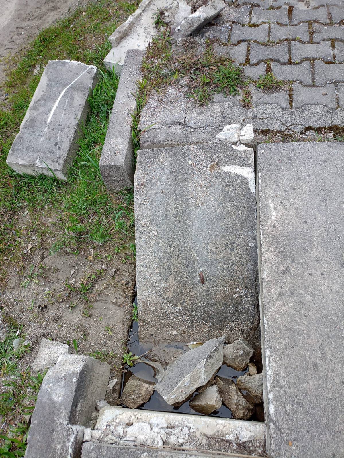 Beton kapaklar parçalandı, risk arttı