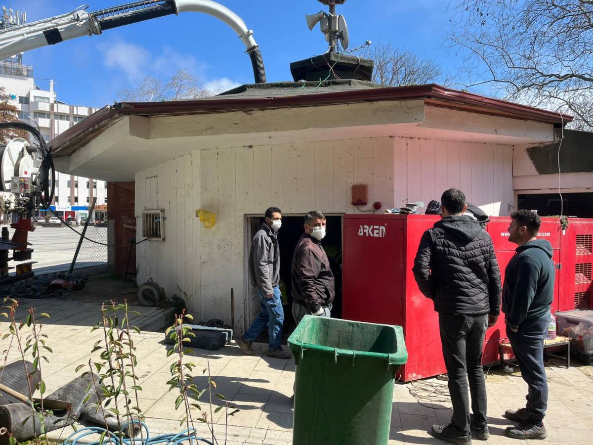 Hortumu çatıdan sarkıtıp temizlediler