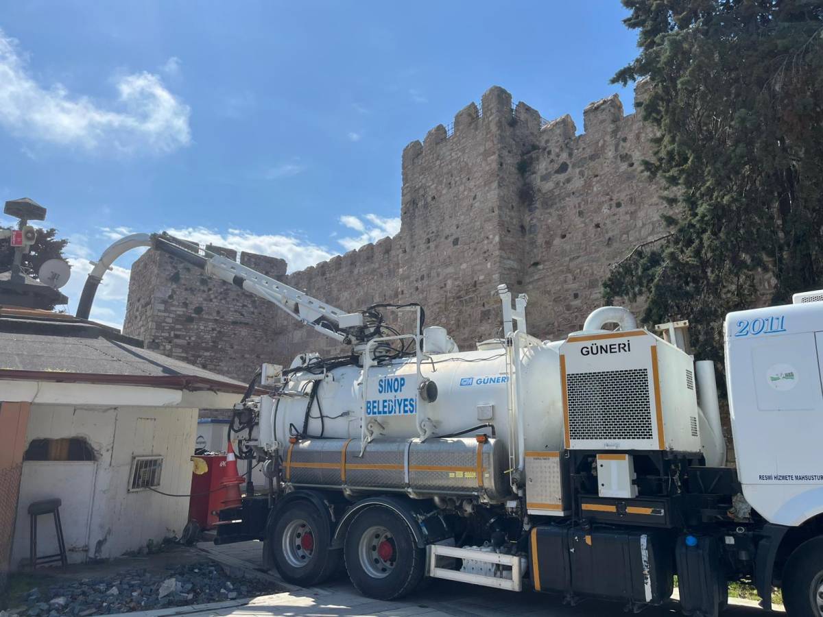 Hortumu çatıdan sarkıtıp temizlediler