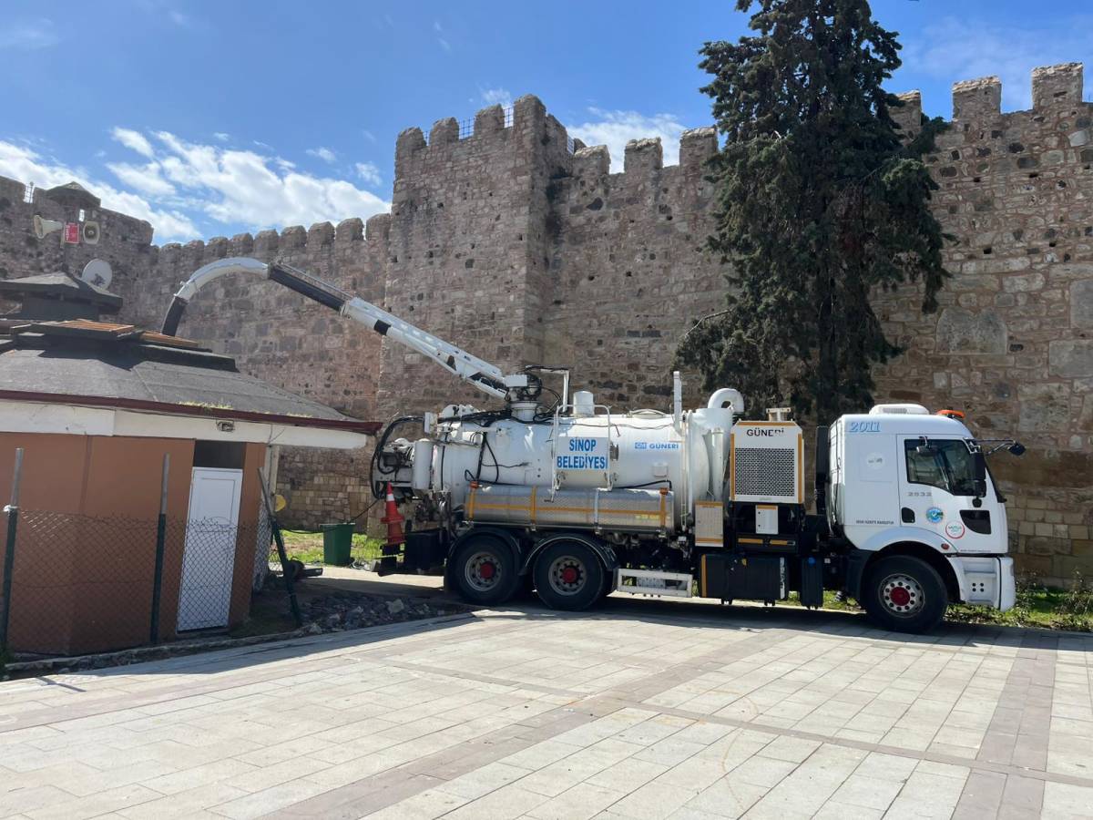 Hortumu çatıdan sarkıtıp temizlediler