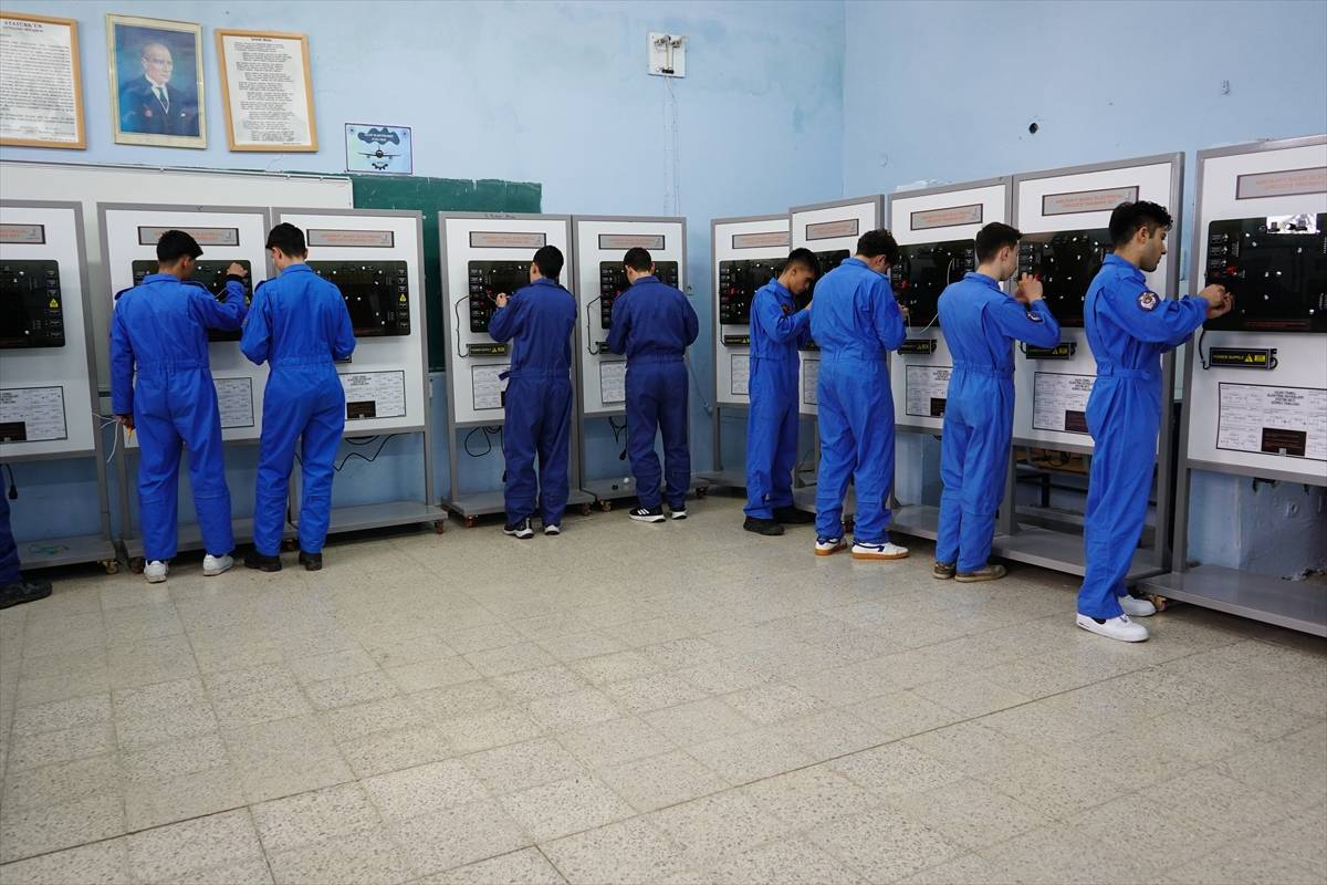 Geleceğin uçak teknisyenleri Isparta'da yetişiyor