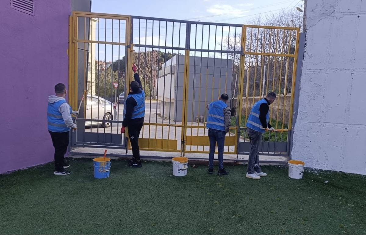 Sinop'ta yükümlüler şehir stadında boya, badana ve tadilat çalışmaları yaptı