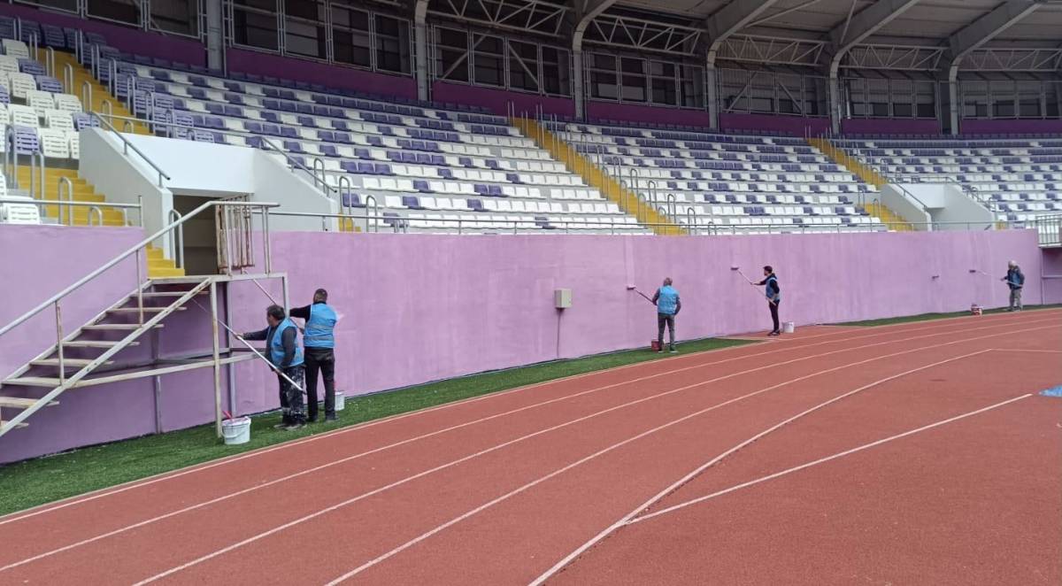 Sinop'ta yükümlüler şehir stadında boya, badana ve tadilat çalışmaları yaptı