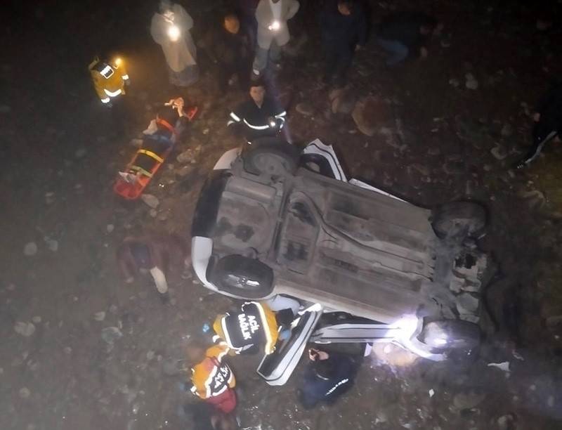 Feci kazada ucuz kurtuldular: Köprüden dereye uçan araçta 2 yaralı