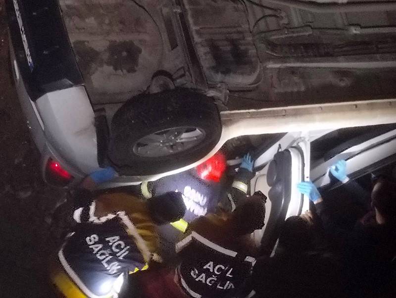 Feci kazada ucuz kurtuldular: Köprüden dereye uçan araçta 2 yaralı