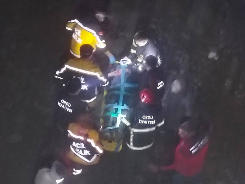 Feci kazada ucuz kurtuldular: Köprüden dereye uçan araçta 2 yaralı