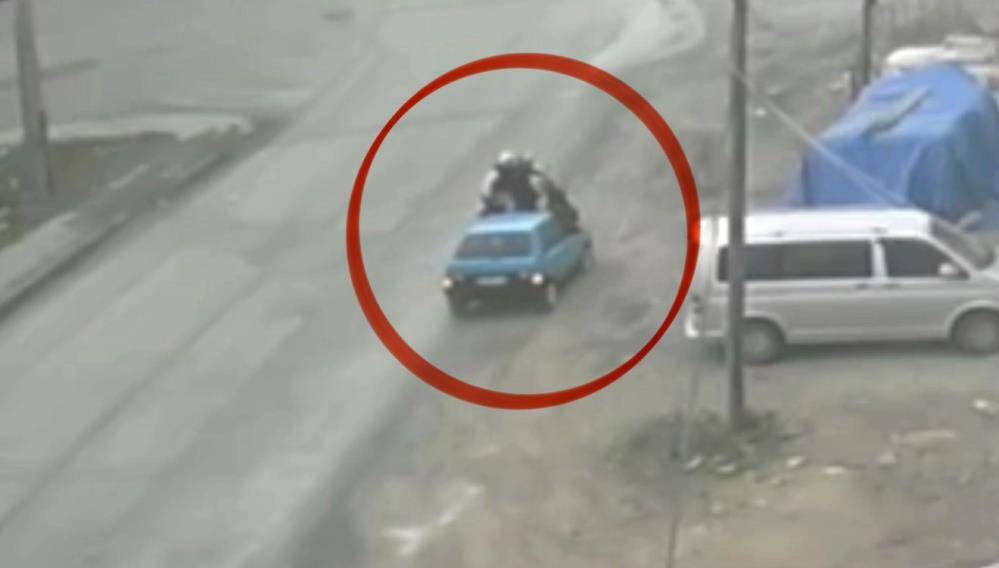 Gözü döndü! Manevra yapıp üzerlerine sürdü