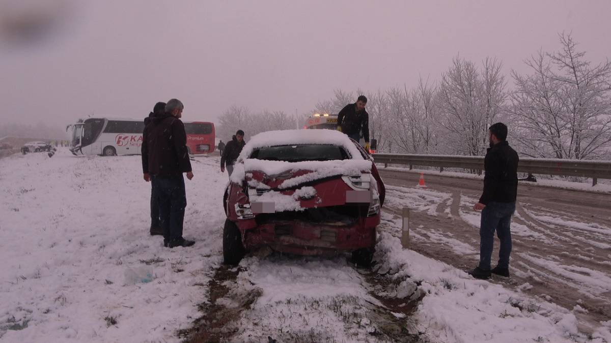 Kar yağışı kazayı beraberinde getirdi: 10 aracın karıştığı kazada 6 kişi yaralandı