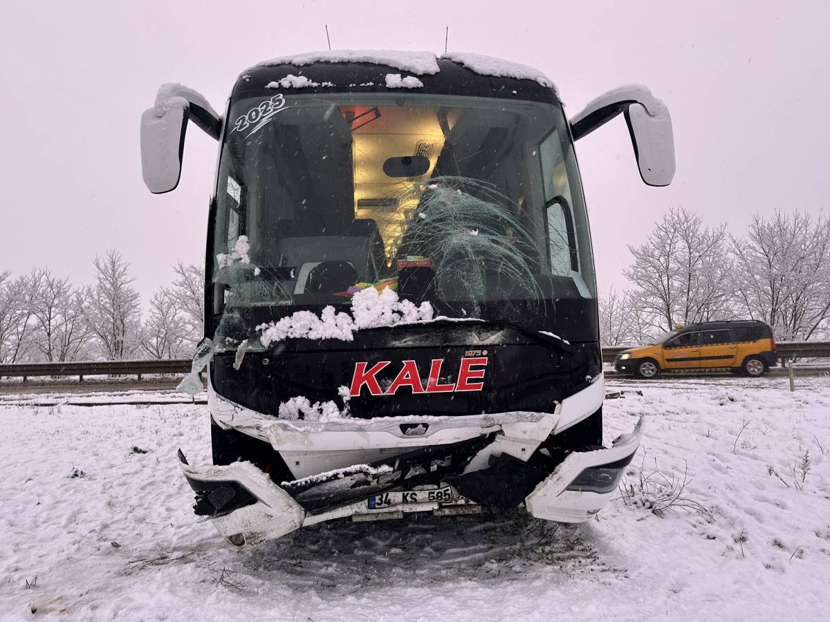 Kar yağışı kazayı beraberinde getirdi: 10 aracın karıştığı kazada 6 kişi yaralandı