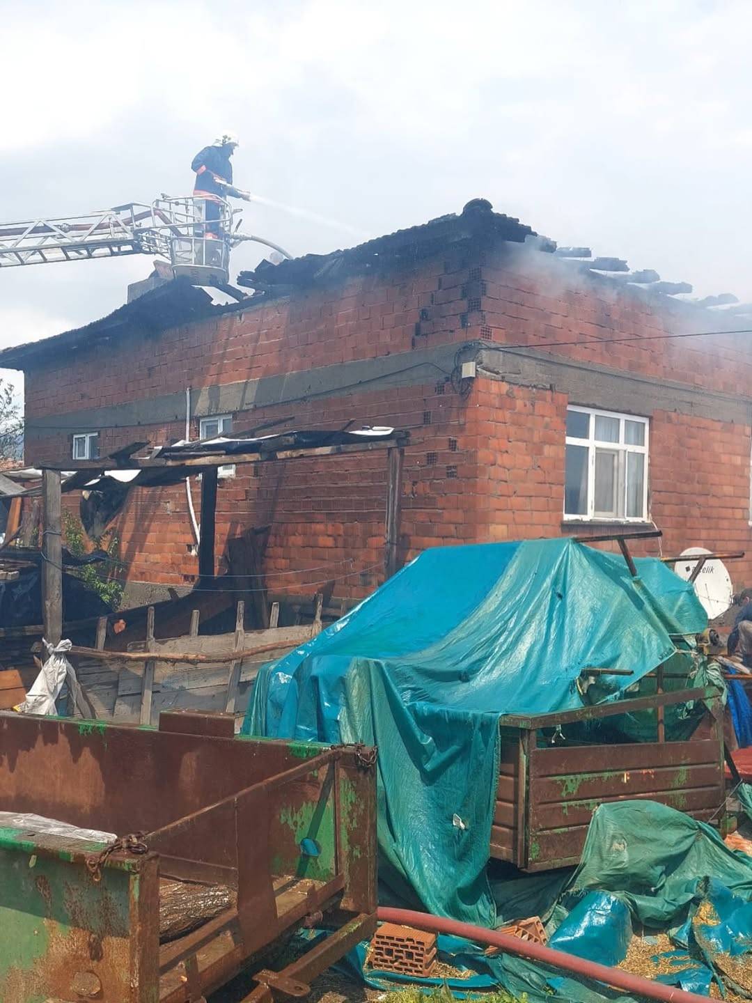 Boyabat’ta korkutan çatı yangını: Ekipler facianın önüne geçti