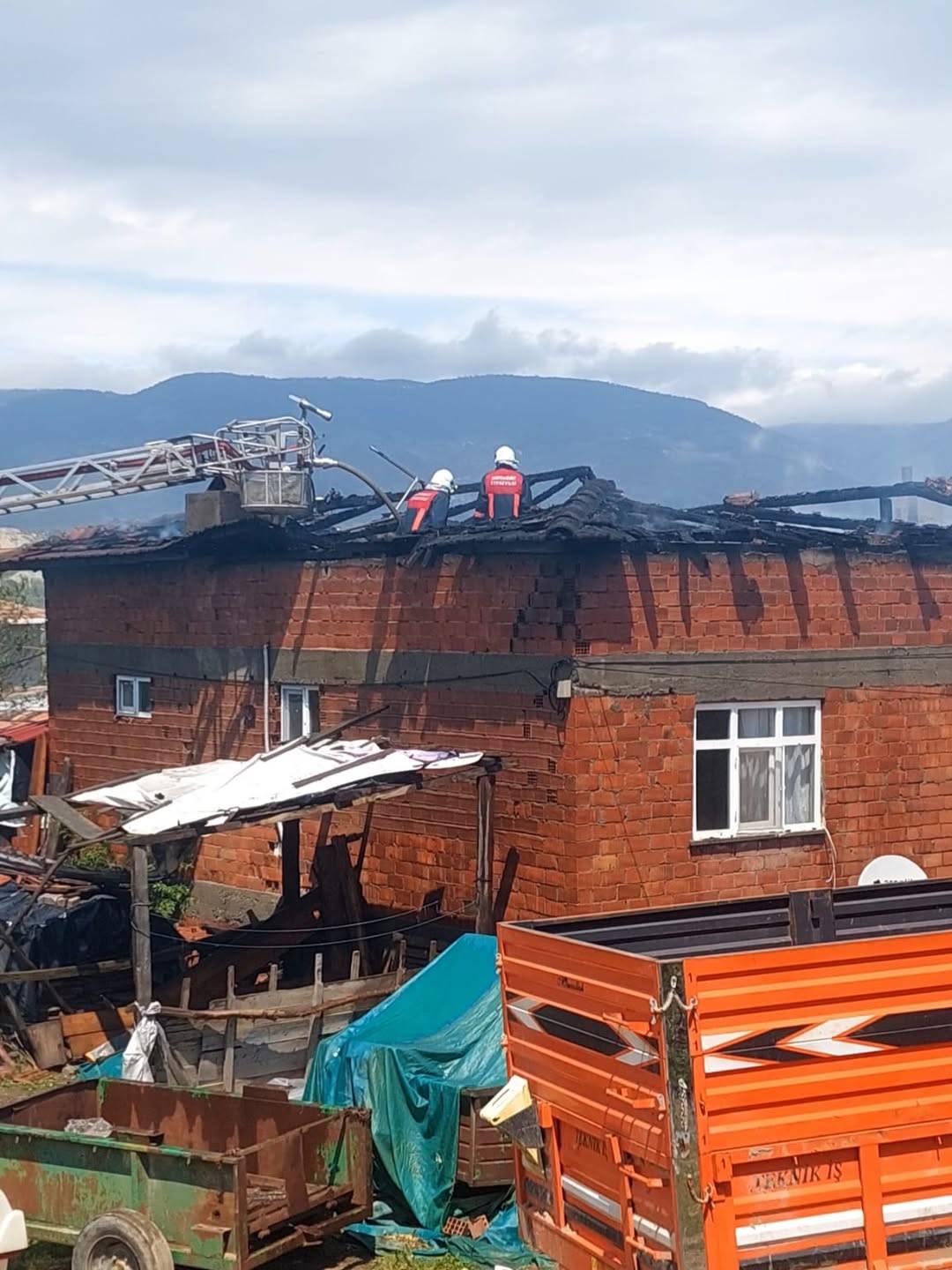 Boyabat’ta korkutan çatı yangını: Ekipler facianın önüne geçti