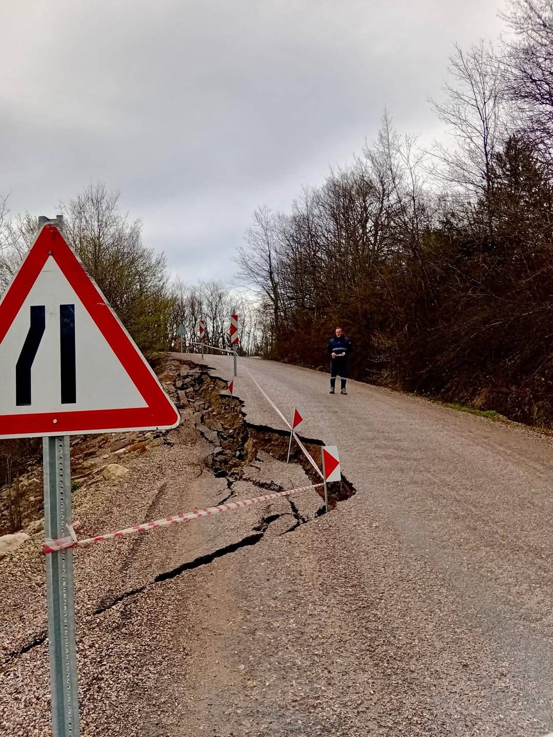 Heyelanlı yol yeniden ulaşıma açıldı