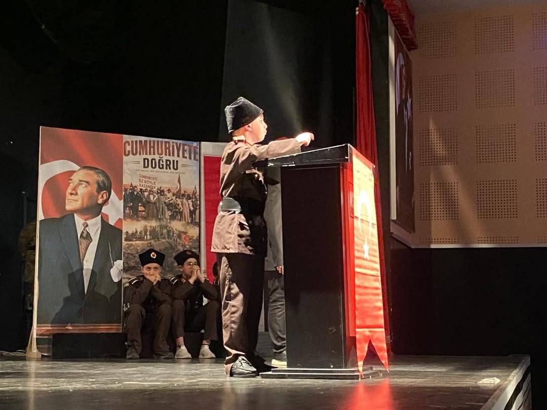 Gerze’de Cumhuriyet coşkusu sahnede devleşti: Genç tiyatrocular hayran bıraktı