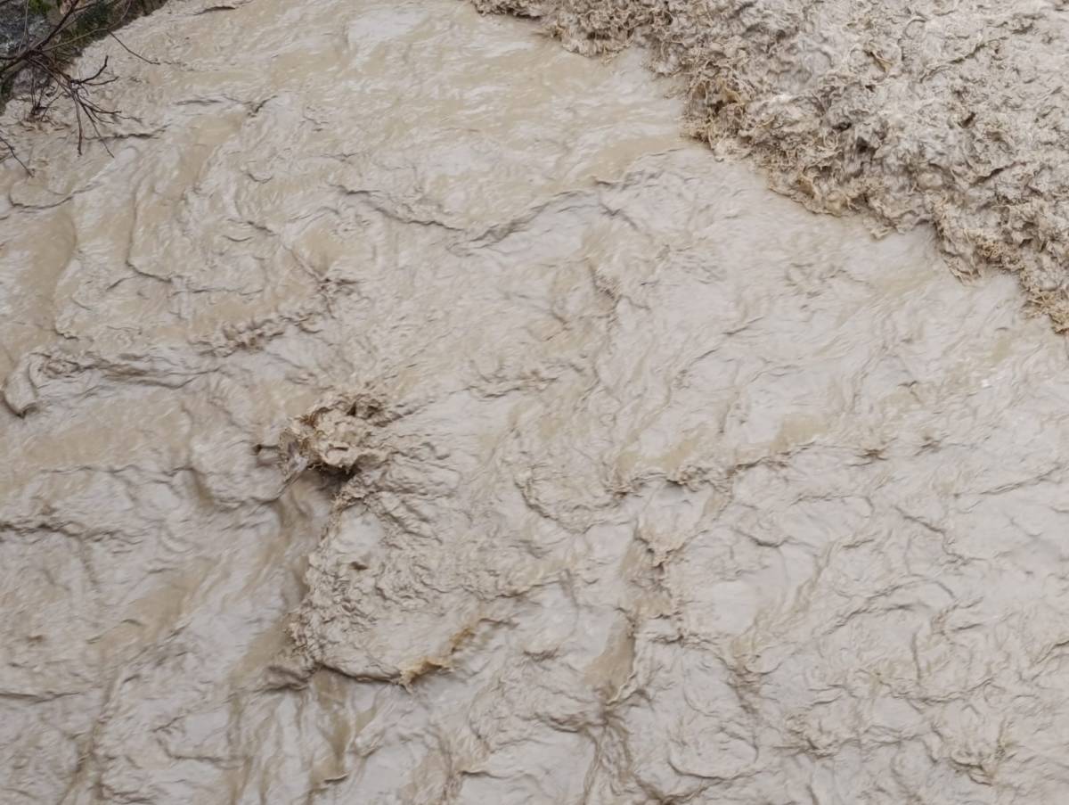 Sağanak sonrası yollar çamura bulandı